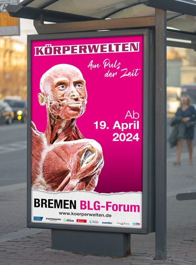 Digitale Außenwerbung - hier für eine Ausstellung der Körperwelten - aufmerksamkeitsstark an einer Bushaltestelle ausgepspielt