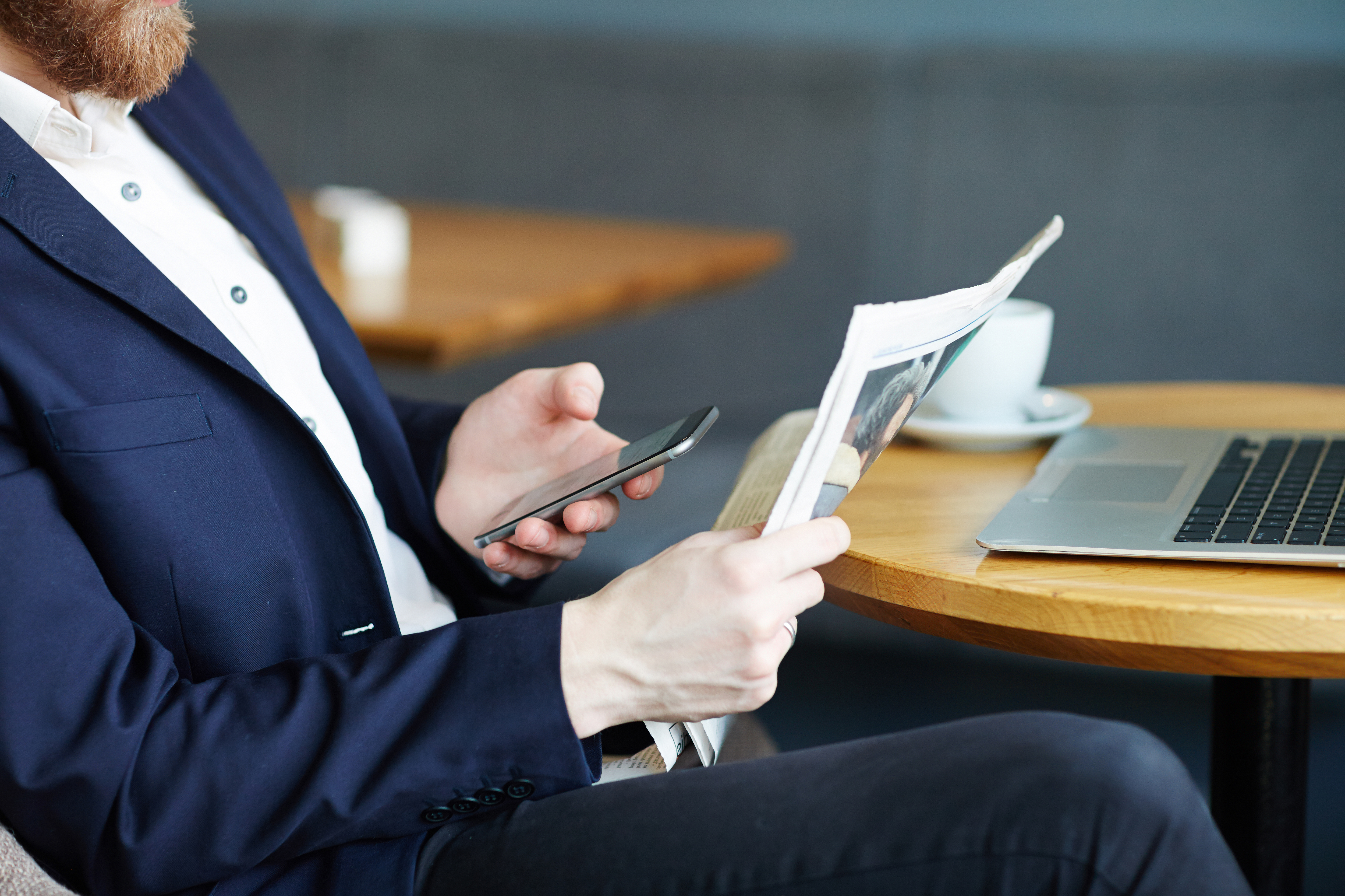 Gedruckte Werbung und digitale Anzeigen - beides kommt bei den Menschen an.