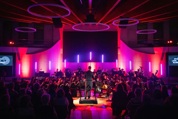 Stadt.Land.Klassik! – Orchesterkonzert in moderner Lichtinszenierung vor vollem Saal, ein Event der SV Gruppe