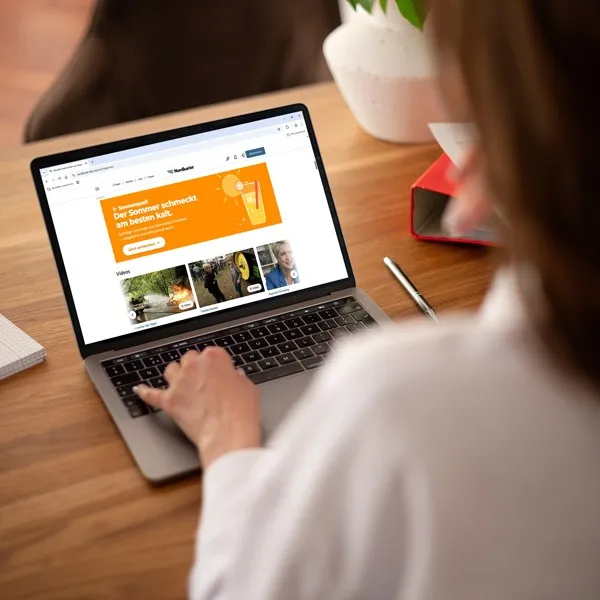 Werbebanner im Header eines Onlineportals, von einer Nutzerin am Laptop aufgerufen – Beispiel für Display-Werbung auf nordkurier.de