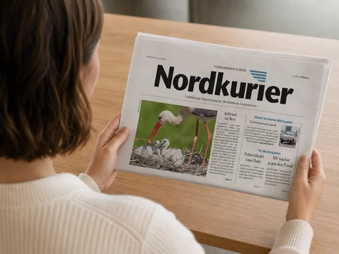Frau liest Tageszeitung Nordkurier