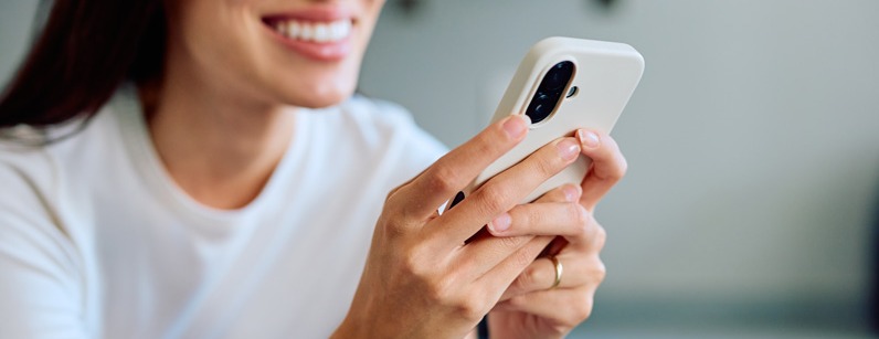 Junge Frau nutzt ihr Smartphone für digitale Information und Kommunikation.