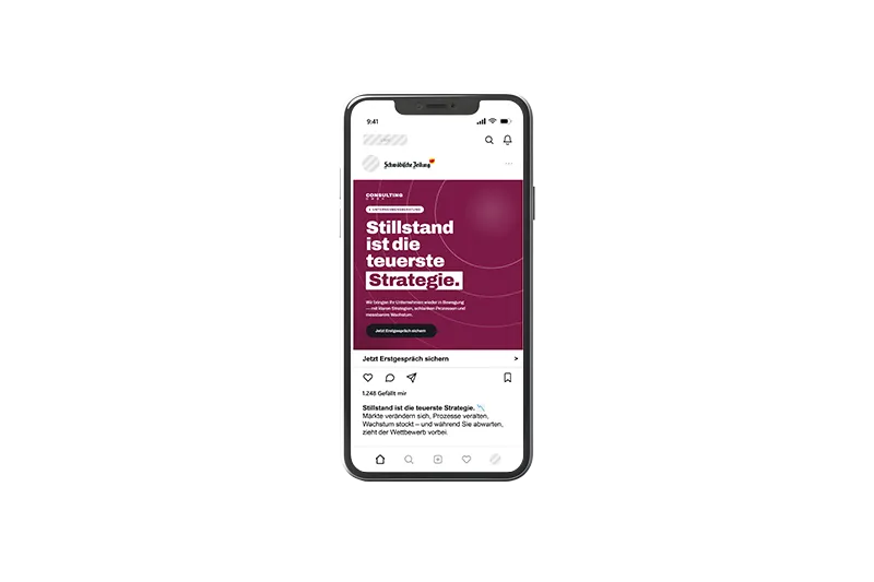 Beispielhafte Social Media Werbeanzeige auf einem Smartphone mit Schwäbische Zeitung.