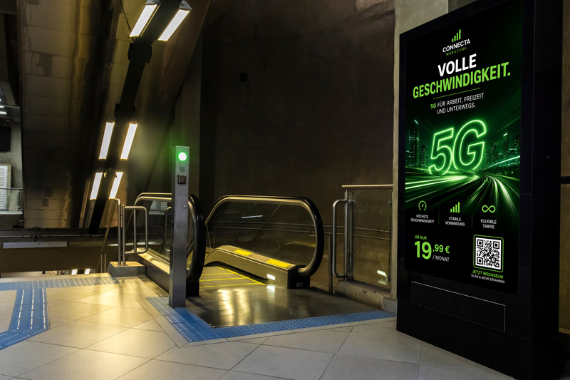 Digitale Infoscreens sind vor allem an Bahnhöfen und in U-Bahnen sowie S-Bahnstationen mit vielen Menschen.
