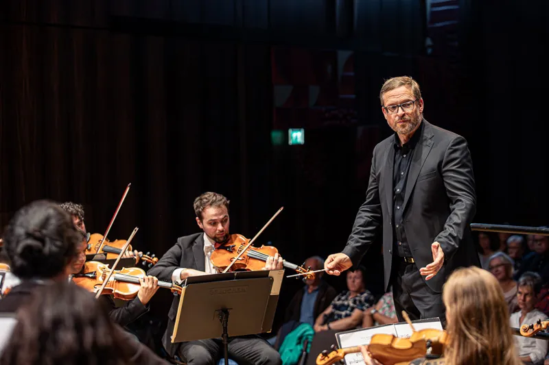 Konzert der Schwäbische Klassik Sterne – Dirigent und Streichorchester auf der Bühne, ein Event der SV Gruppe