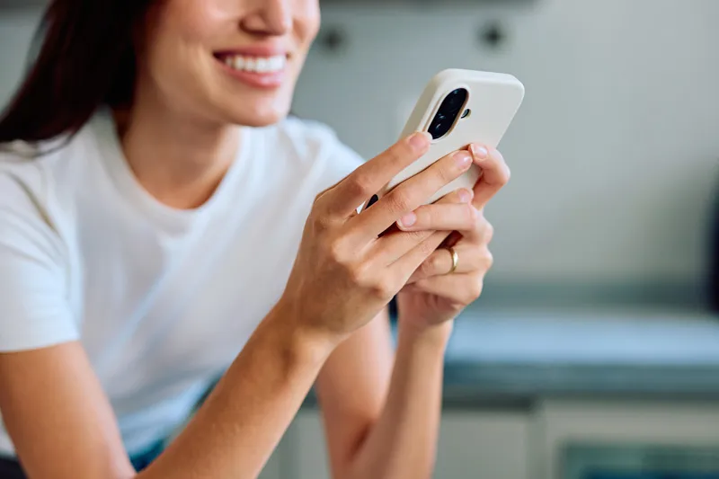Junge Frau nutzt ihr Smartphone für digitale Information und Kommunikation.