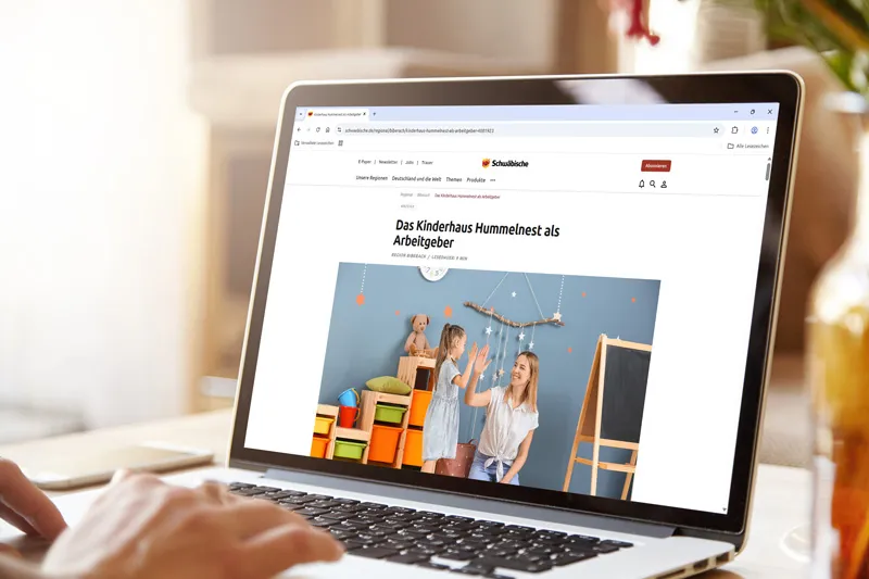 Native-Advertising-Artikel auf schwaebische.de, als Anzeige gekennzeichnet, auf einem Laptop geöffnet