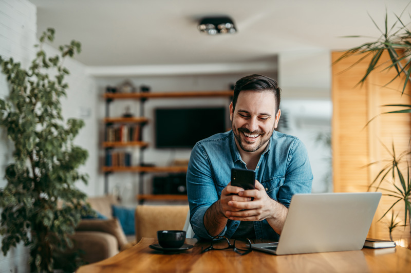 Bewerbung ganz einfach mit Social Recruiting - bequem und schnell über Smartphone oder Laptop.
