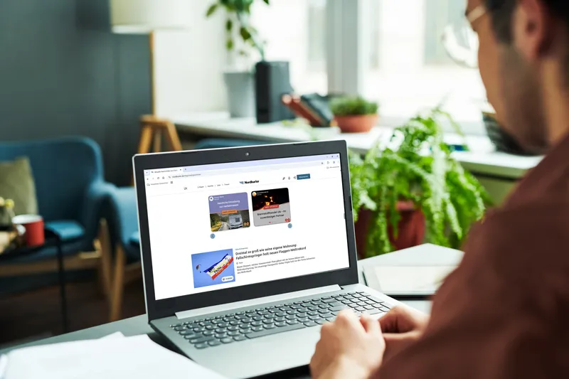 Ein Mann sieht auf seinem Laptop eine Website von nordkurier.de mit SmartAds. SmartAds sind die digitale Verlängerung von Printanzeigen auf Nachrichtenportale wie schwaebische.de und nordkurier.de.