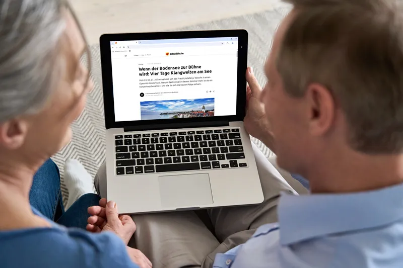 Zwei Personen lesen gemeinsam ein Advertorial auf schwaebische.de, gekennzeichnet als Anzeige