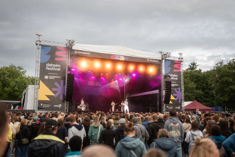 Daheim Festival – Live-Konzert auf der Open-Air-Bühne vor großem Publikum, ein Event der SV Gruppe