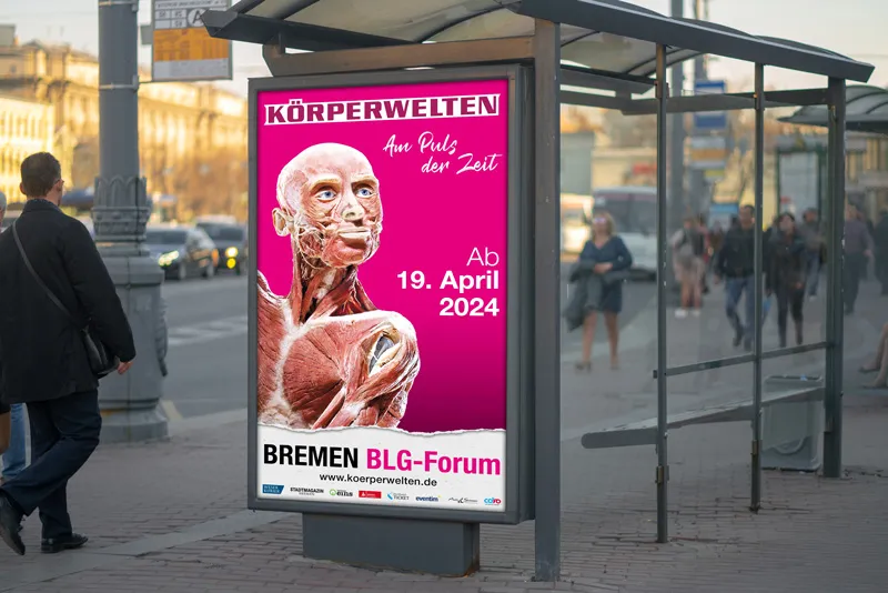 Digitale Außenwerbung - hier für eine Ausstellung der Körperwelten - aufmerksamkeitsstark an einer Bushaltestelle ausgepspielt