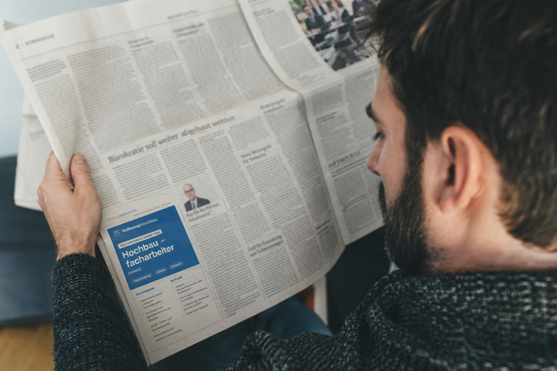 Print-Stellenanzeige in der Schwäbischen Zeitung und im Nordkurier – hervorgehoben im Lesefluss der gedruckten Ausgabe