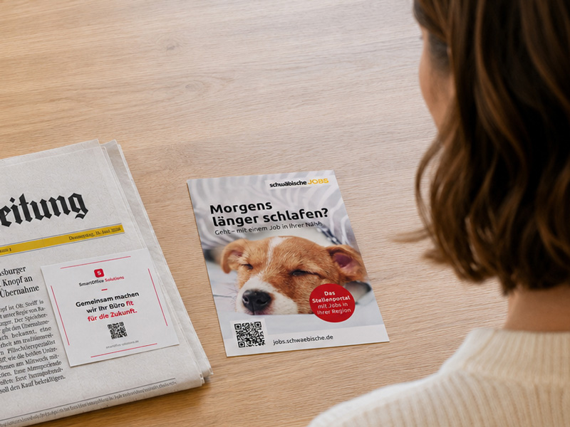 Sonderdruckprodukte wie Flyer und Memo-Stick auf einem Tisch - sie sorgen für zusätzliche Aufmerksamkeit und Sichtbarkeit bei Leserinnen und Lesern.