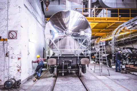 Kesselwagen in der Fertigung im Werk Elze
