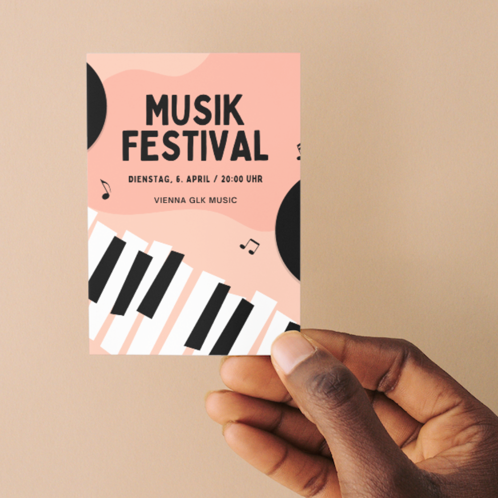 Flyer für ein Musikfestival von Vienna GLK Music, in einer Hand gehalten: altrosa Gestaltung mit stilisierten Klaviertasten, Schallplatten und Notenzeichen.