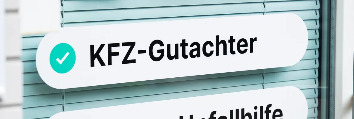 Schaufenster von Crash Helfer mit den Hinweisen Kfz-Gutachter, direkte Unfallhilfe und 24/7 für dich da