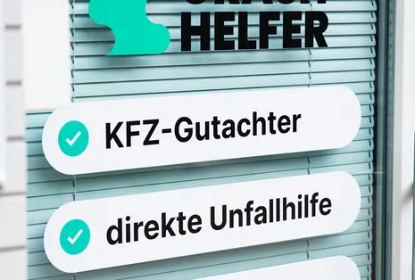 Schaufenster von Crash Helfer mit den Hinweisen Kfz-Gutachter, direkte Unfallhilfe und 24/7 für dich da