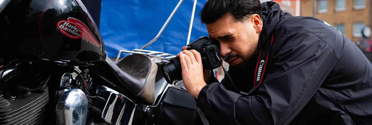 Gutachter fotografiert ein Motorrad, um den Schaden zu dokumentieren