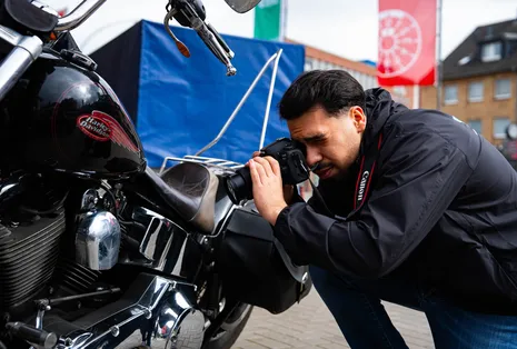 Gutachter fotografiert ein Motorrad, um den Schaden zu dokumentieren
