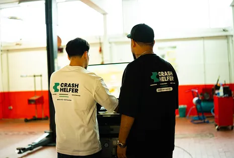 Crash Helfer Team in der Besprechung