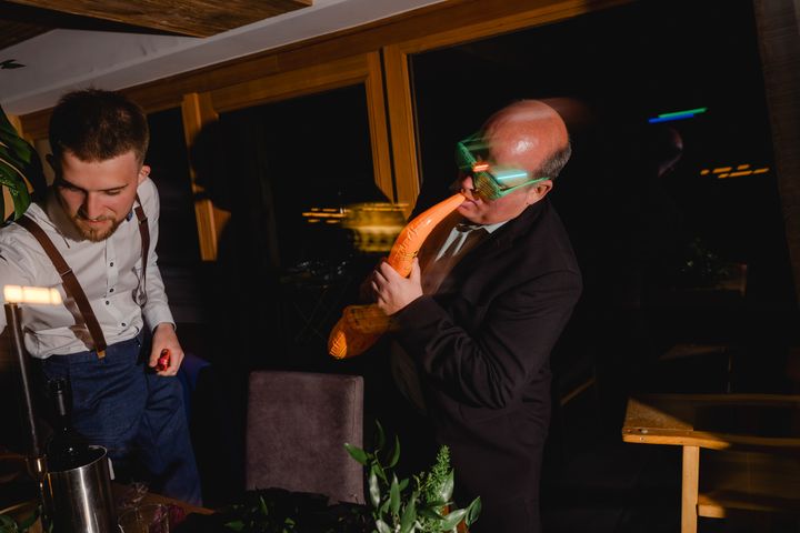 Gast mit Luftgitarre und LED-Brille