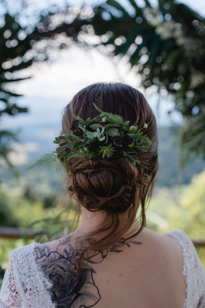 Blumenschmuck im Haar