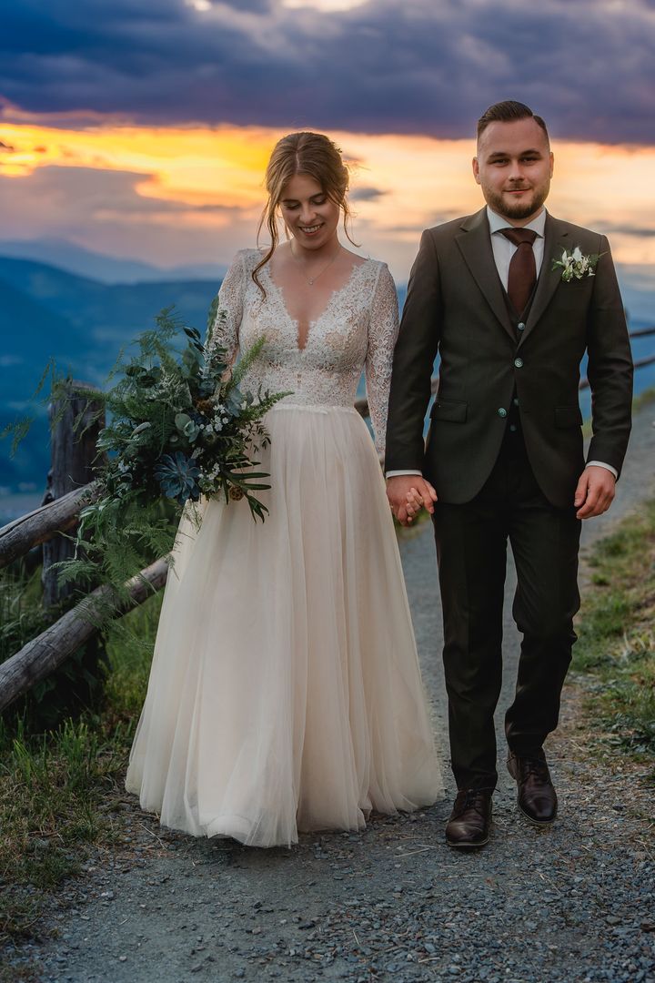 Hand in Hand im Abendhimmel
