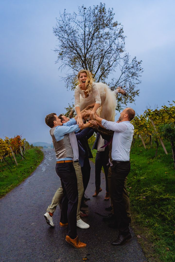 Manu von den Jungs hochgeworfen