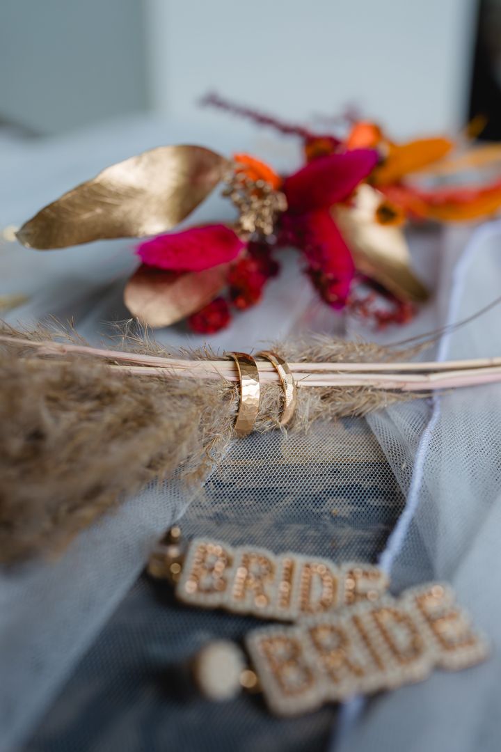 Ringe und Herbstblüten im Detail
