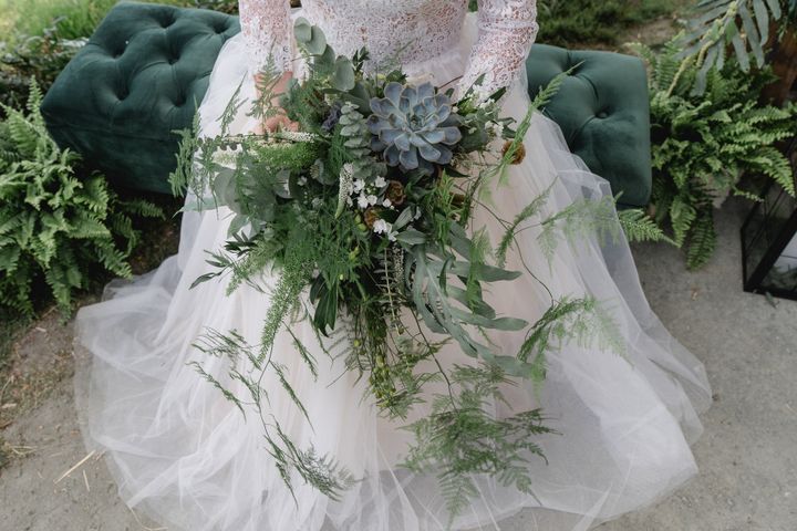 Sukkulenten-Strauß auf dem Kleid