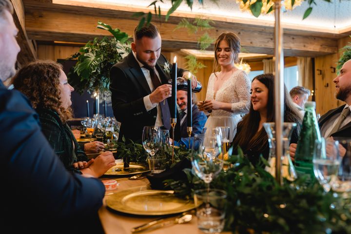 Kerzenlicht am gedeckten Abendtisch