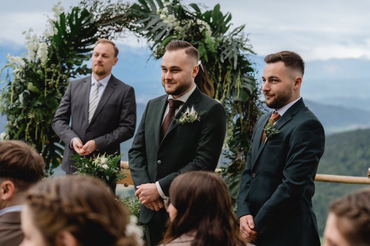 Markus wartet am Blumenbogen