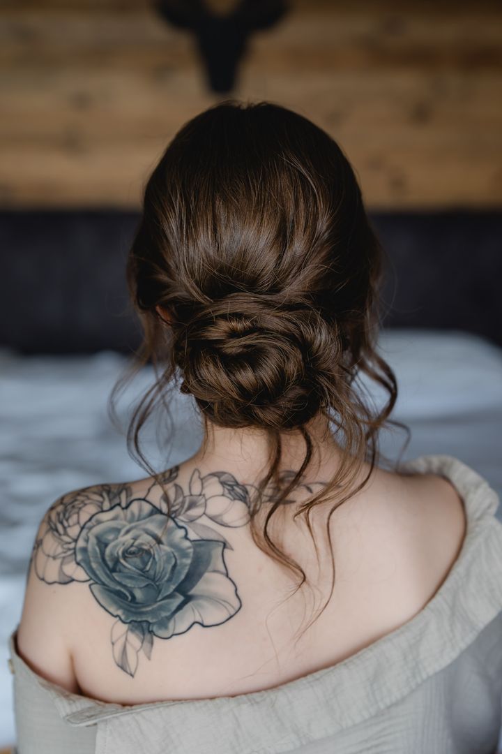 Hochsteckfrisur mit Rosentattoo