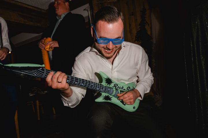Markus mit aufblasbarer Gitarre