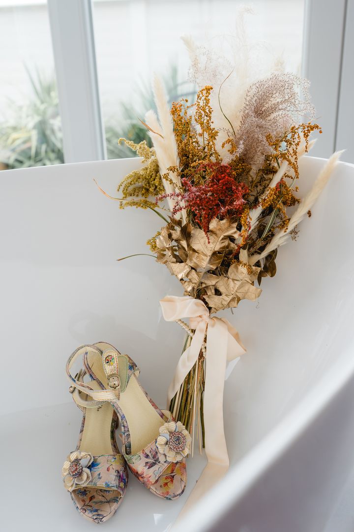 Brautstrauß und Schuhe in der Wanne