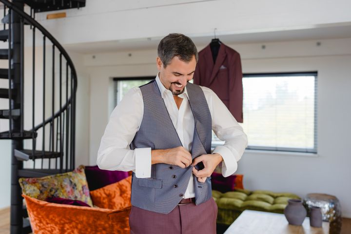 Phil knöpft das Gilet
