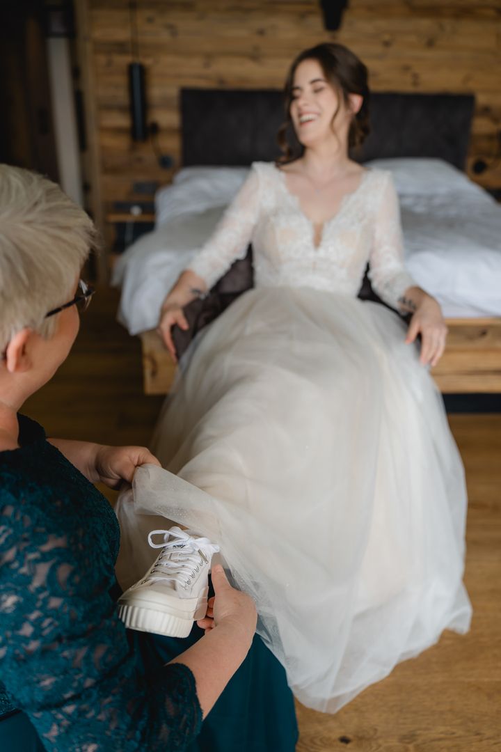 Sneaker anziehen mit Lachen