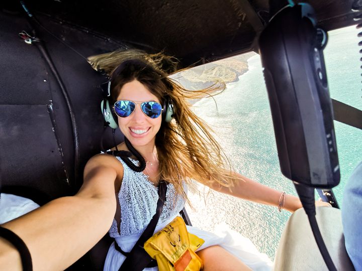 Tanja im Helikopter, Küste darunter