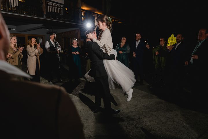 Markus hebt Annika in die Höhe