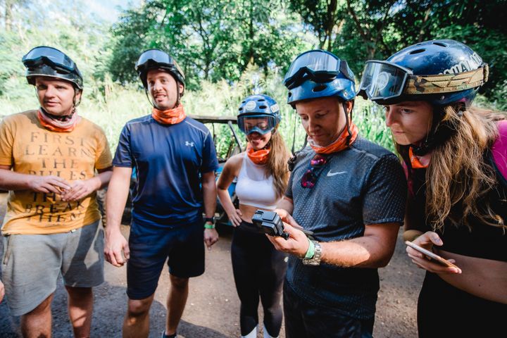 Gruppe checkt die GoPro-Footage