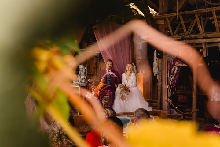 Paar vor dem Altar durch Blätter