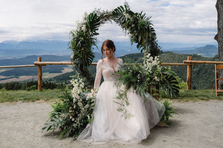 Annika allein vor dem Floralbogen