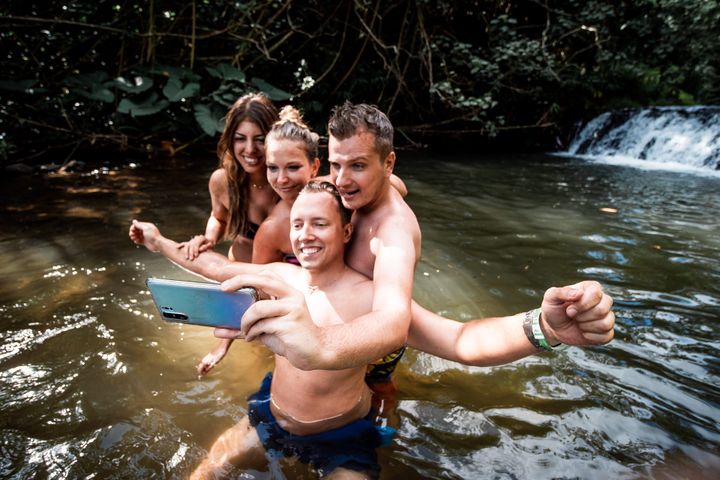 Selfie am Wasserfall im Dschungel