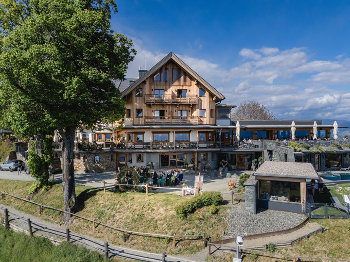 Drohnenblick auf das Gipfelhaus