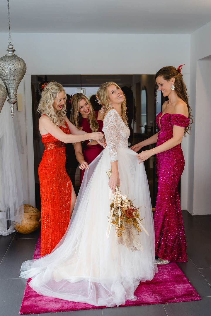 Manu ins Kleid geholfen