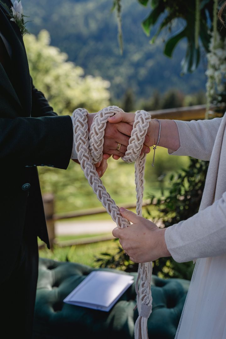 Trauknoten um die Handgelenke