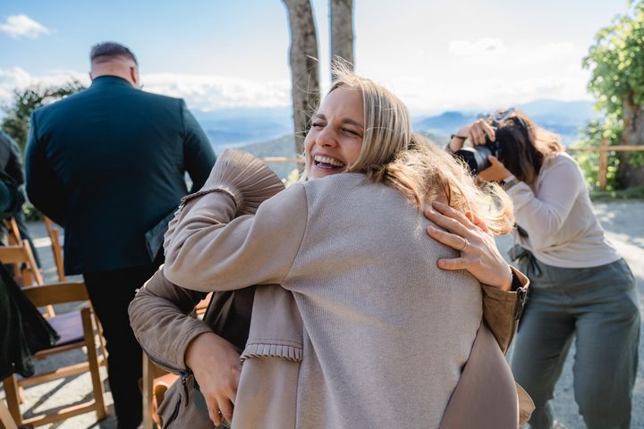 Lachen und Umarmungen ringsum