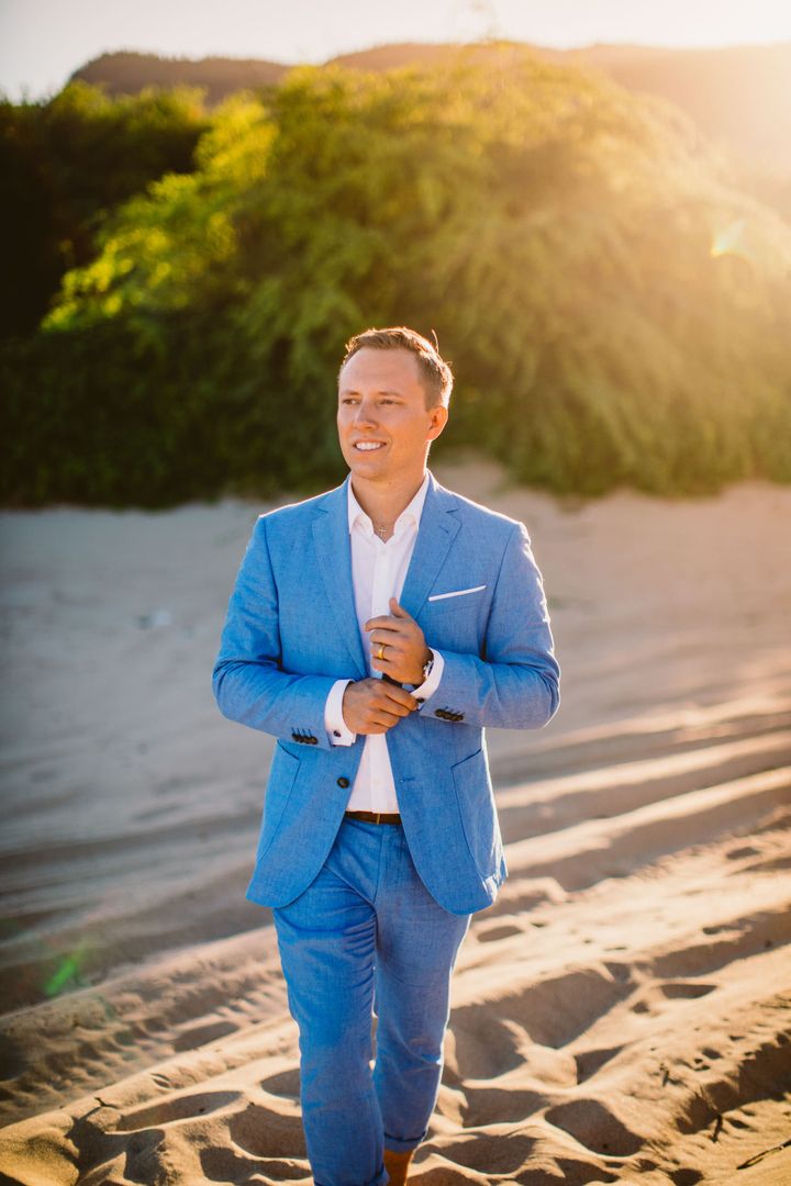 Josef im blauen Anzug, Gegenlicht