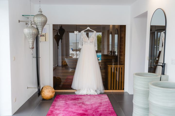Kleid im Chalet vor dem Spiegel